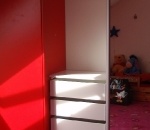 postele