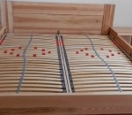 Dřevěné postele se šuplíky a nočním stolkem_1