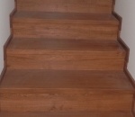 Obložení schodiště a nerezové zábradlí se dřevěným madlem - masiv (dub)_1