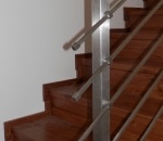 Obložení schodiště a nerezové zábradlí se dřevěným madlem - masiv (dub)_2